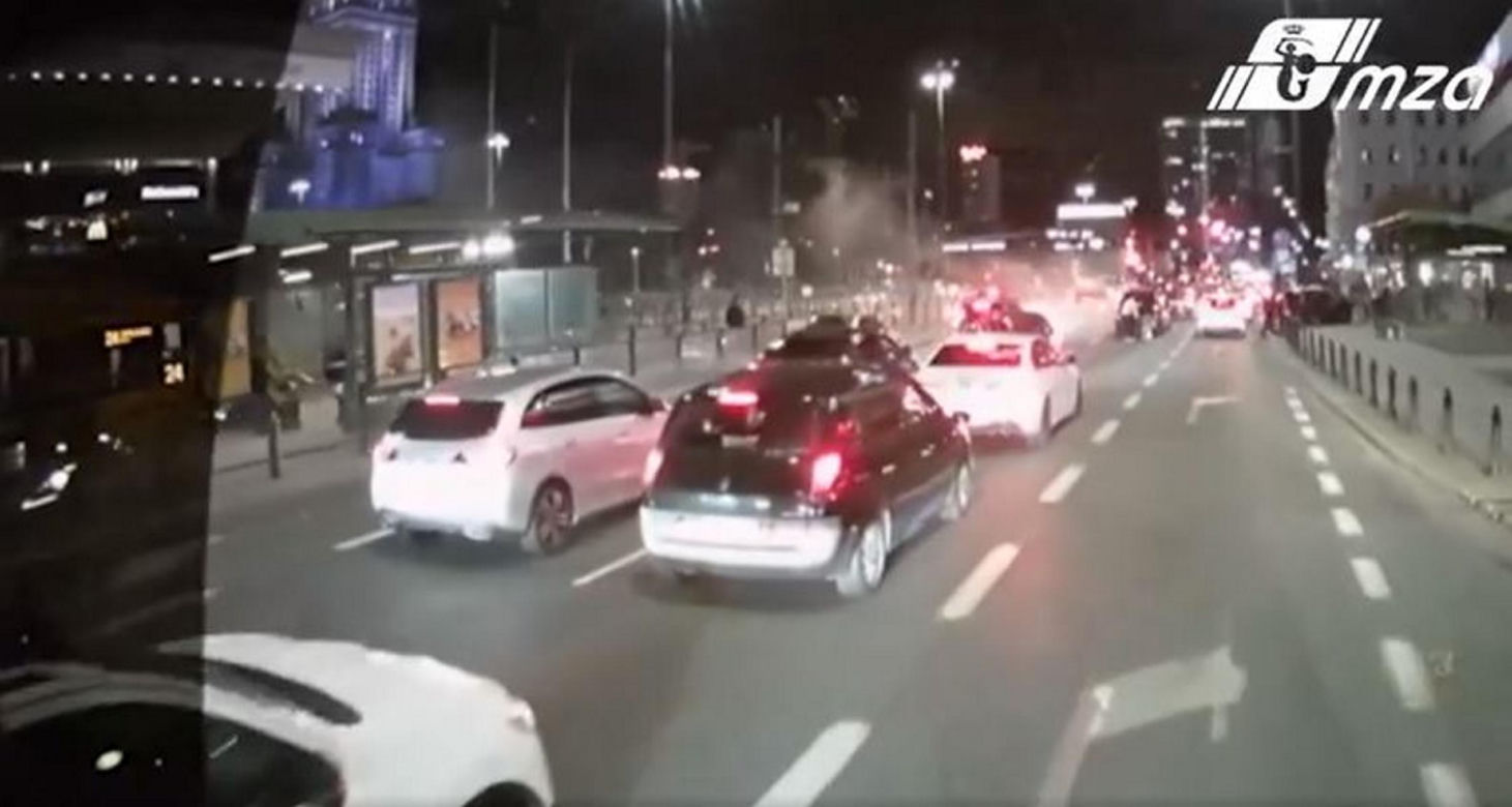 Mercedes płonął przy Dworcu Centralnym. Na ratunek ruszył kierowca autobusu