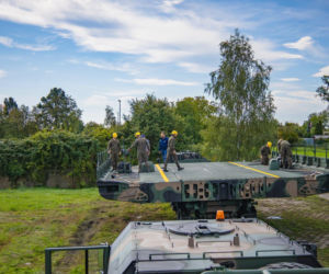 Francuska precyzja, polska siła. Saperzy z Brzegu otrzymali park pontonowy PFM-3 zdolny unieść Abramsy