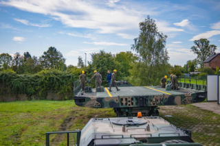 Francuska precyzja, polska siła. Saperzy z Brzegu otrzymali park pontonowy PFM-3 zdolny unieść Abramsy