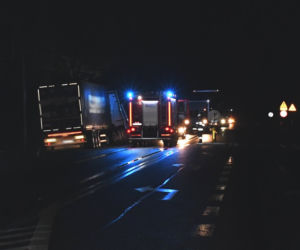 Nie żyje mieszkaniec Gostynina! Jego volvo rozbiło się o drzewo na DK nr 7 [ZDJĘCIA]
