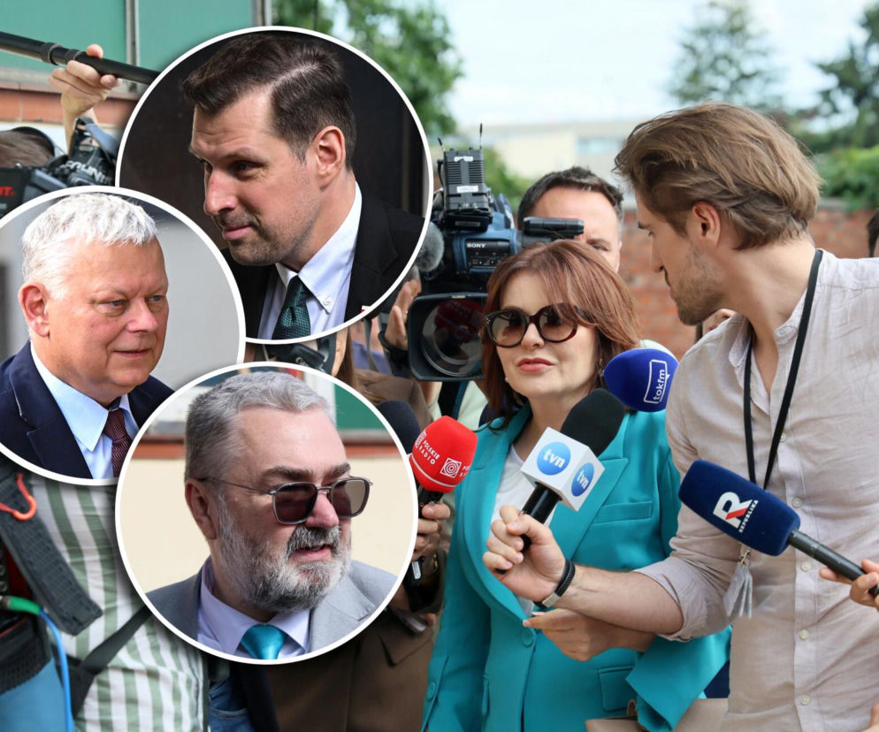 Dziennikarze z mikrofonami otaczają kobietę. Obok miniatury polityków PiS. O losach partii przeczytasz w Eska.