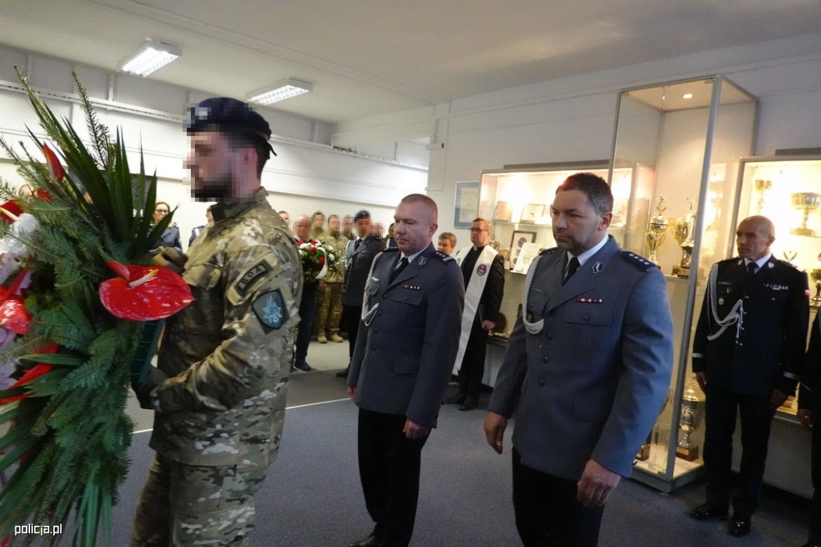 Policjanci opłakują śmierć antyterrorysty. Zginął w wybuchu na stacji paliw na Pradze