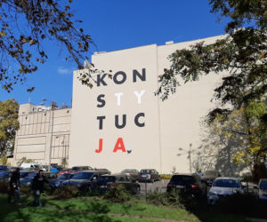 Mural z napisem KONSTYTUCJA powstał w Poznaniu