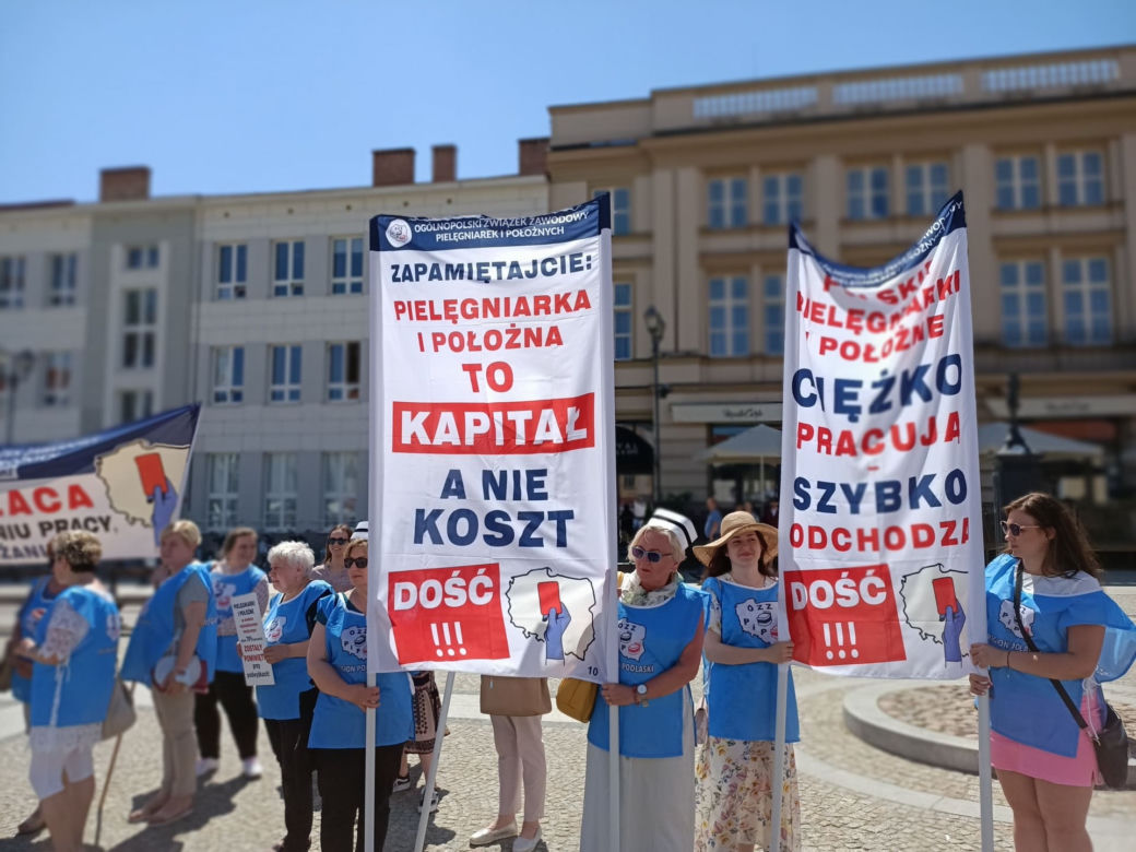 Rynek Kościuszki. Protest pielęgniarek i położnych w Białymstoku [ZDJĘCIA]