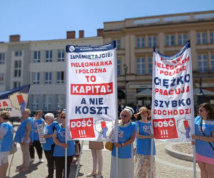 Rynek Kościuszki. Protest pielęgniarek i położnych w Białymstoku [ZDJĘCIA]