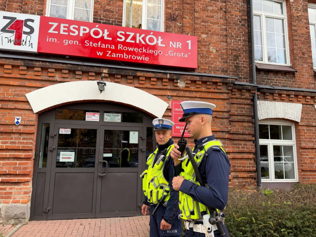 Radiowozy przed szkołami w Podlaskiem. Policja uspokaja rodziców i uczniów