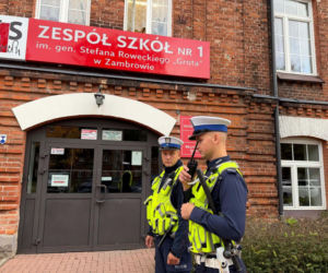 Radiowozy przed szkołami w Podlaskiem. Policja uspokaja rodziców i uczniów
