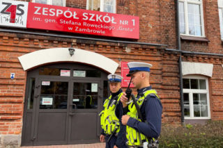 Radiowozy przed szkołami w Podlaskiem. Policja uspokaja rodziców i uczniów