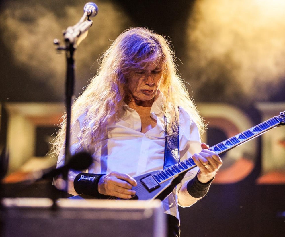 Dave Mustaine gra na gitarze podczas koncertu. O jubileuszowym box secie Megadeth przeczytasz na EskaRock.
