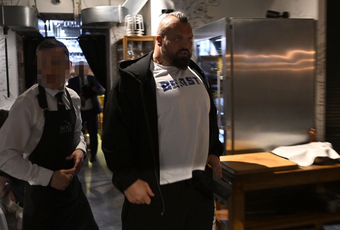 Eddie Hall zjadł przed walką z Pudzianowskim ogromnego steka. Pożre też "Pudziana"?