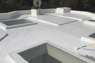 Tradycyjna czy odwrócona izolacja dachu płaskiego – które rozwiązanie jest lepsze?