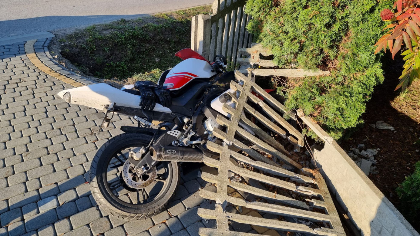 17-letni motocyklista uderzył w betonowy płot