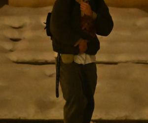 Sebastian Fabijański z pieskiem na spacerze