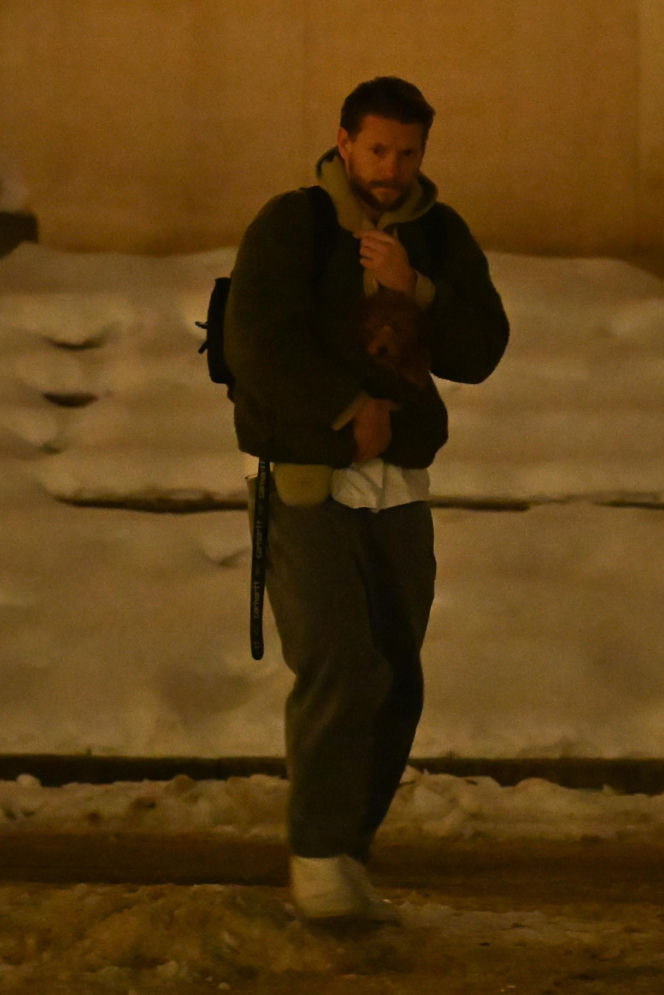 Sebastian Fabijański z pieskiem na spacerze