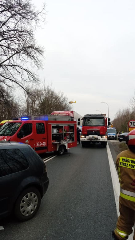 Groza na drodze. Trzy osoby ranne po czołówce w Łącku. W akcji śmigłowiec LPR