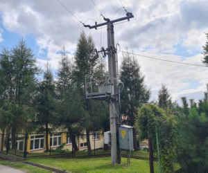 Chłopiec porażony prądem walczy o życie! Wspiął się na słup energetyczny w Racławówce [ZDJĘCIA]