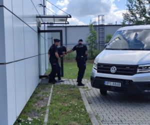Zabójca z Mierzawy doprowadzony do prokuratury. Dariusz R. usłyszał zarzuty