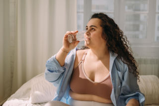 Zanim sięgniesz po kawę, wypij ciepłą wodę. Skutki mogą cię zaskoczyć