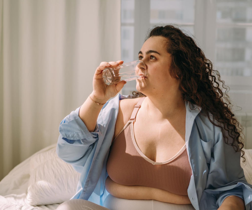 Zanim sięgniesz po kawę, wypij ciepłą wodę. Skutki mogą cię zaskoczyć