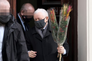 Tak Jarosław Kaczyński świętował niedzielę palmową w pandemii. Zaskakujące, ile wiązanek miał w rękach