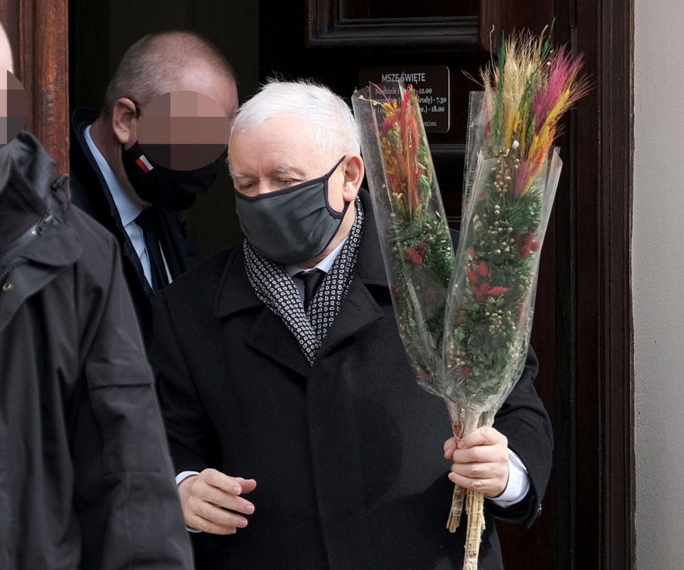 Tak Jarosław Kaczyński świętował niedzielę palmową w pandemii. Zaskakujące, ile wiązanek miał w rękach