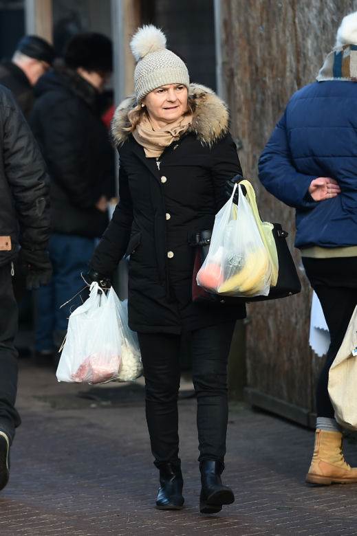 MAŁGORZATA TUSK KUPUJE NA BAZARKU.