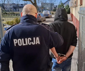 Pijany kierowca rozbił auto i zasnął. Spacerowiczka myślała, że nie żyje