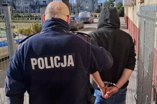 Pijany kierowca rozbił auto i zasnął. Spacerowiczka myślała, że nie żyje