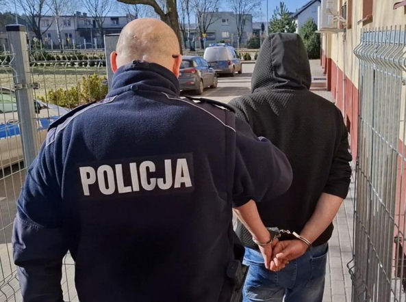 Pijany kierowca rozbił auto i zasnął. Spacerowiczka myślała, że nie żyje
