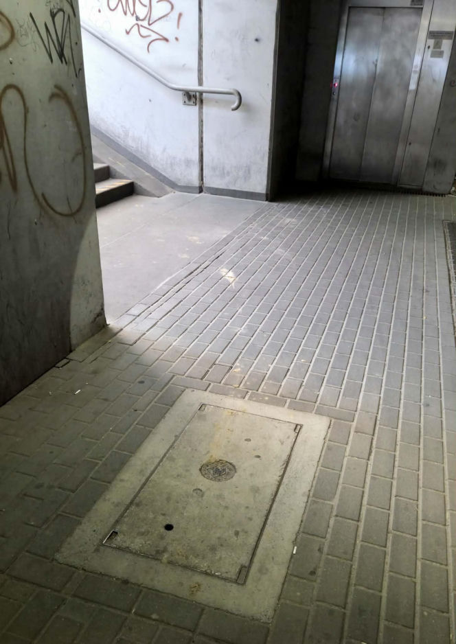 Bród i smród w tunelu pod torami w Siedlcach