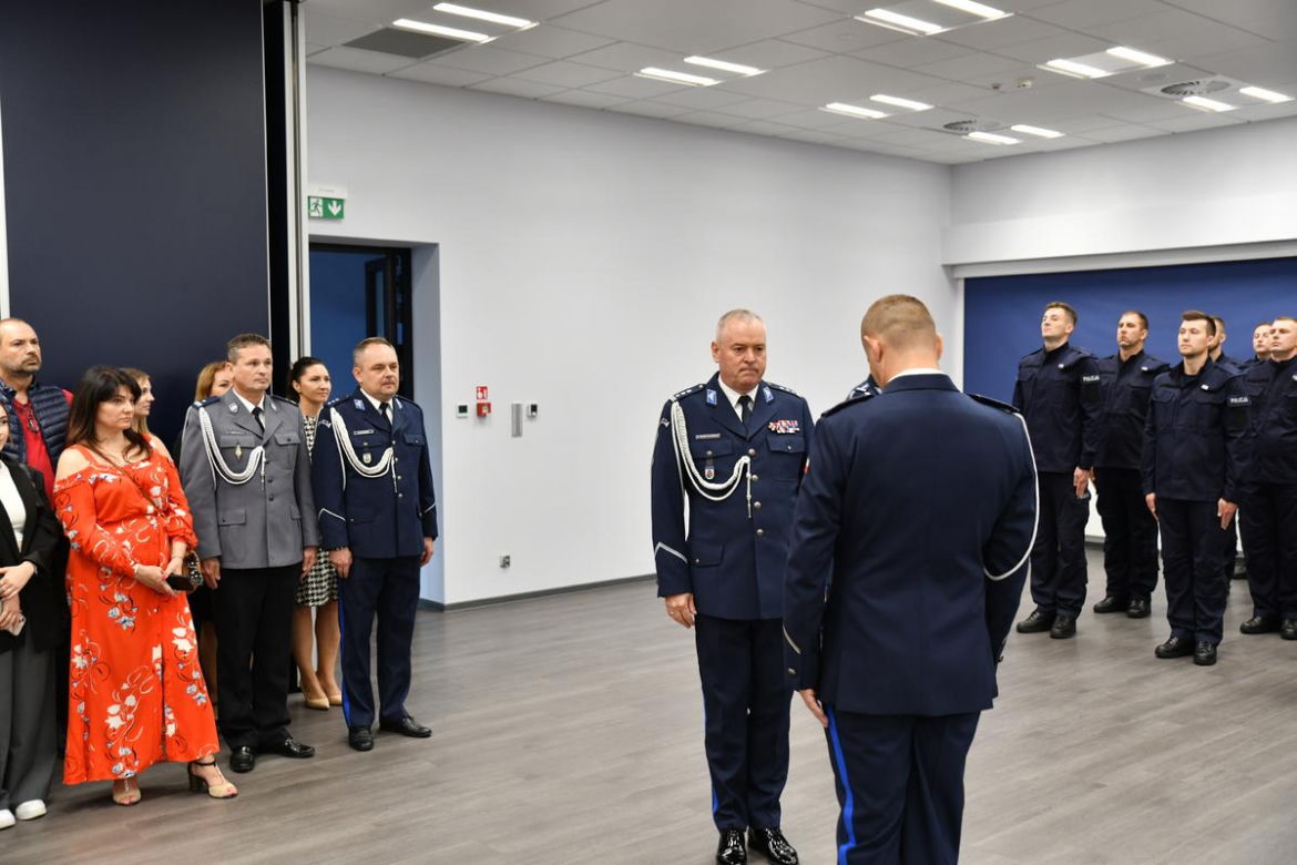 Oni będą dbać o nasze bezpieczeństwo. Nowi policjanci w Podlaskiem [ZDJĘCIA]