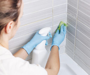 Wymieszaj z ciepłą wodą i nałóż na brudne fugi. Wybieli je bez szorowania, a brud zmyjesz samą wodą. Sposób na czyszczenie fug