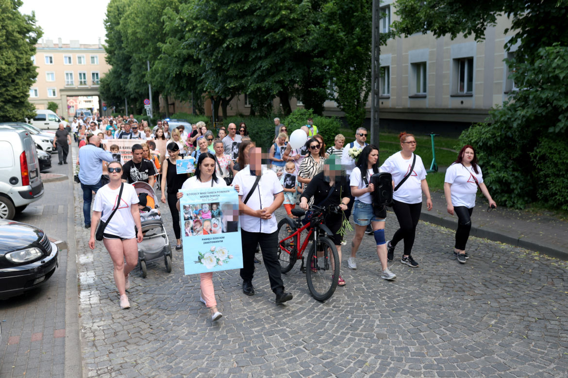 Pan Artur płakał w tracie białego marszu w Częstochowie. "Kamilek śni mi się po nocach"