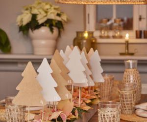 Kalendarz adwentowy z choinkami z papieru i mini poinsecjami