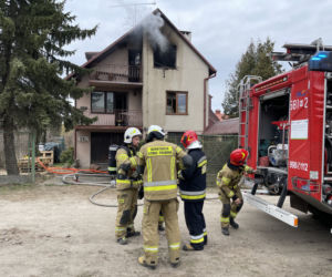 Tragedia w Kobyłce. Kobieta wyskoczyła z okna płonącego domu, jedna ofiara spłonęła żywcem