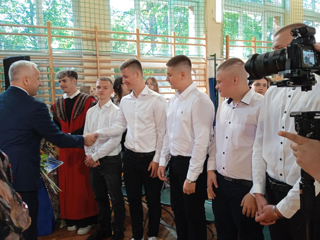 100 par zatańczyło poloneza na 100-lecie siedleckiego Ekonomika