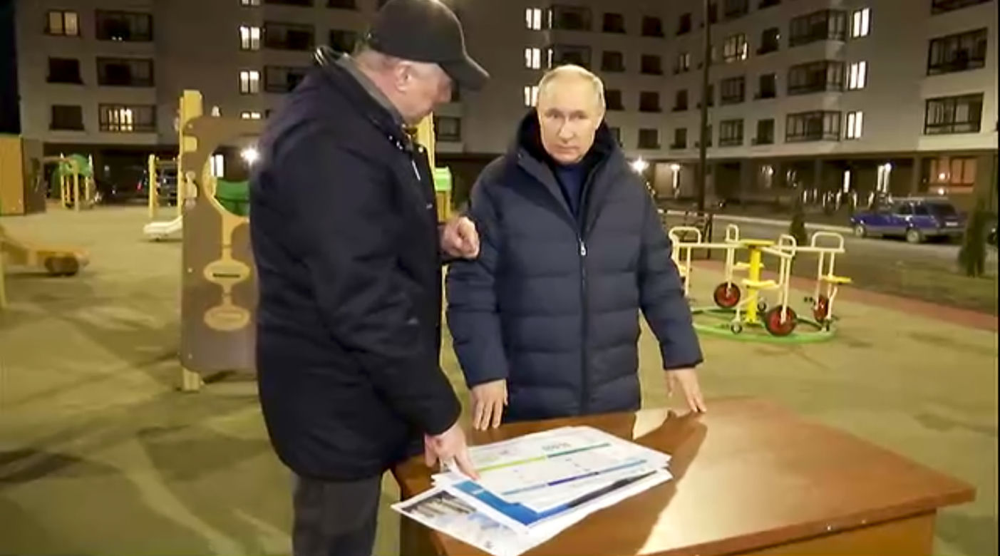 Putin w gumowej masce? "Spontaniczna przejażdżka po Mariupolu". Sobowtór dał plamę!