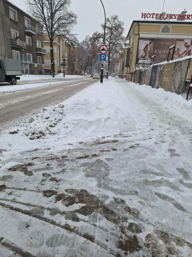 Zima na Podkarpaciu nie odpuszcza. Błoto pośniegowe utrudnia jazdę w regionie