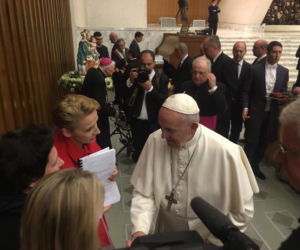 Posłanka z Torunia spotkała się z papieżem Franciszkiem. Przekazała mu raport dotyczący pedofilii w kościele