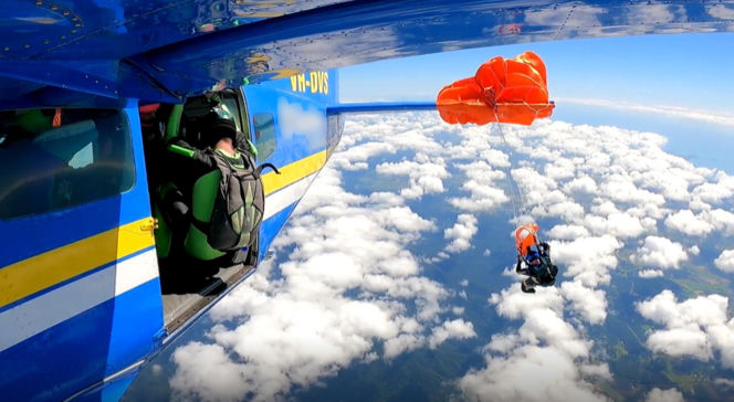 Spadochroniarz oszukał przeznaczenie! Film z przestworzy budzi grozę