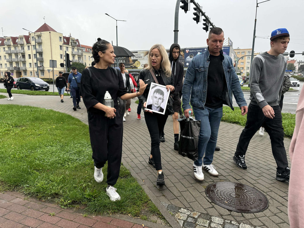 Setki osób upamiętniły Oliwiera. 20-latek zmarł po interwencji policji. "Zabili go jak zwierzę"