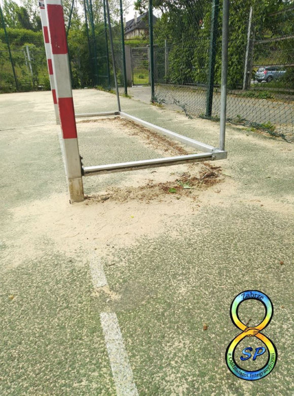 Zabrze: pijany nastolatek zdewastował nowy plac zabaw przy szkole podstawowej. Wszystko zostało zniszczone