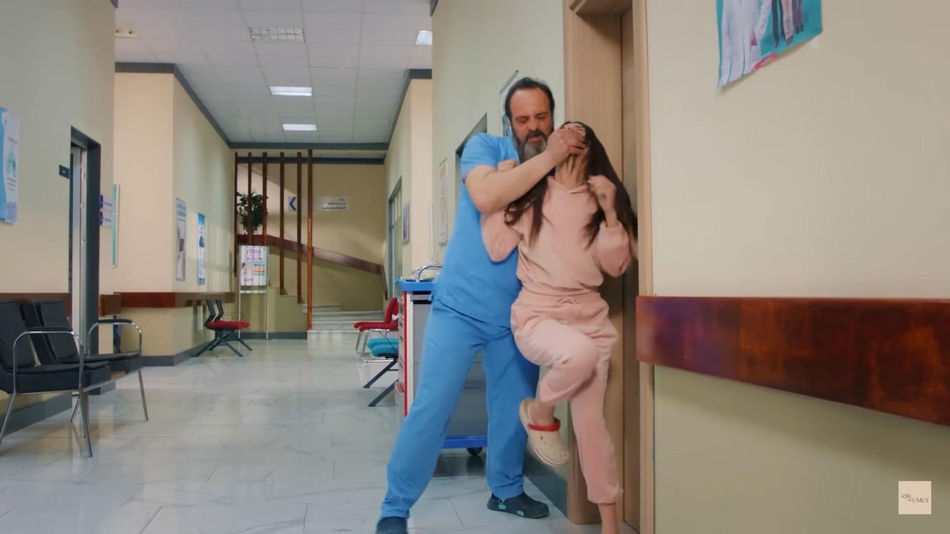 Dramatyczna scena na szpitalnym korytarzu
