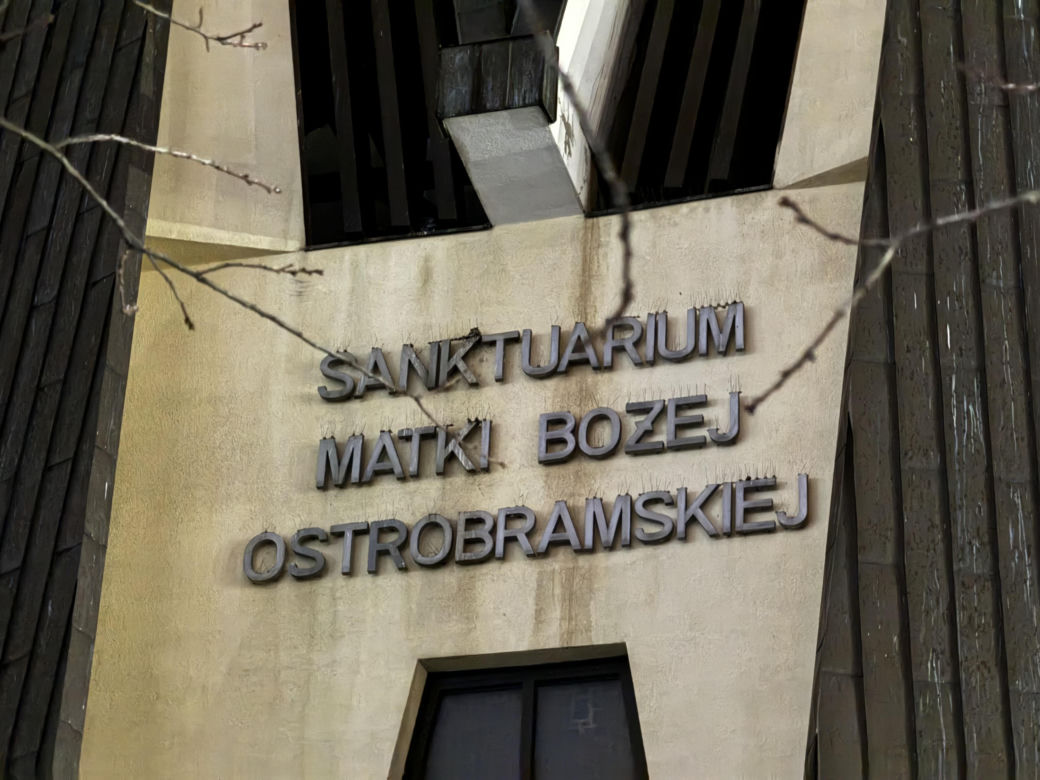 Świecący problem na Witolinie. Wielki krzyż przeszkadza mieszkańcom