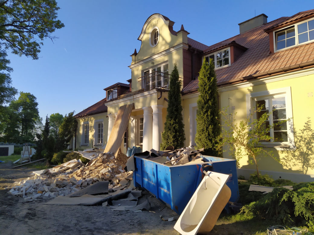 Zobacz jak wyglądał zabytkowy dworek w Ostrówku na początku remontu