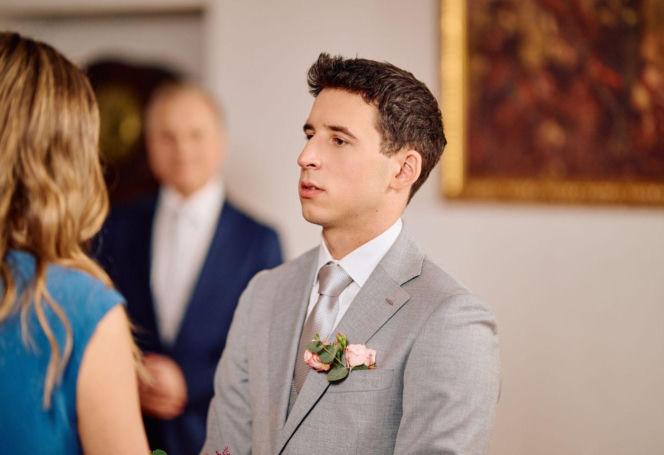 Na Wspólnej, odcinek 4174: Prowokacja Kaliny w dniu ślubu kończy się dramatycznym upadkiem ze schodów - ZDJĘCIA