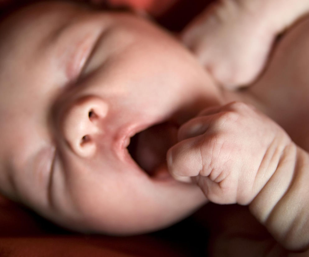 Sekret niemowląt. Po tym geście rączki od razu wiesz, czy są głodne, czy szukają bliskości