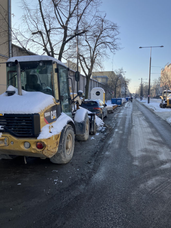 Tramwaj wzdłuż ul. Rakowieckiej w Warszawie w styczniu 2026