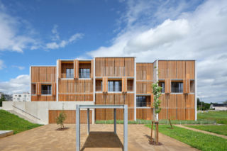 Proste i pionierskie. Drewniana mieszkaniówka w technologii CLT oferuje dostępne cenowo mieszkania