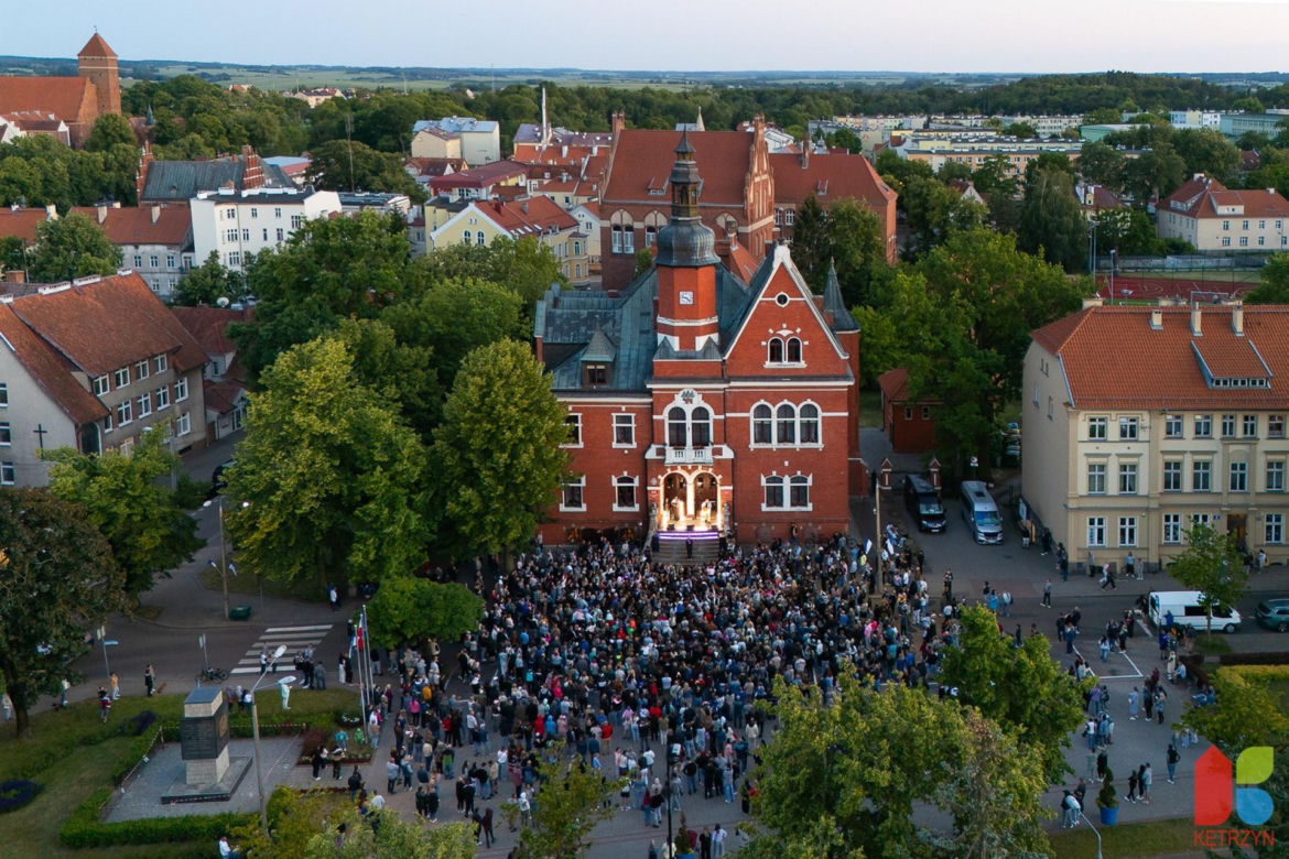 Koncert Dawida Kwiatkowskiego przed ratuszem miejskim w Kętrzynie